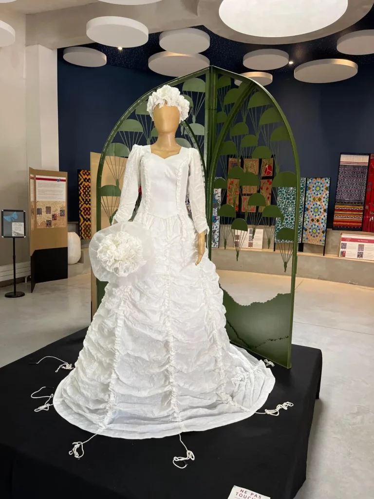Robe de mariée inspirée d'un modèle de robe parachute de la fin de la deuxième guerre mondiale.